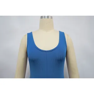 Detailaufnahme des blauen gerippten hochelastischen Strickstoffs des Mode-Bodysuits