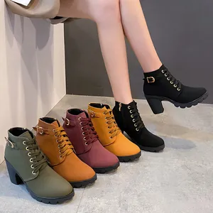 Detaillierte Ansicht von eleganten Schnürstiefeletten mit hohem Absatz und Schnallen.