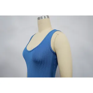 Nahaufnahme eines blauen gerippten Tanktops mit hochelastischer Stricktextur und U-Ausschnitt.