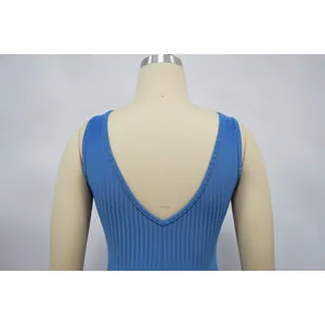 Rückansicht eines hellblauen gerippten Bodysuits mit tiefem V-Ausschnitt an einer Puppe