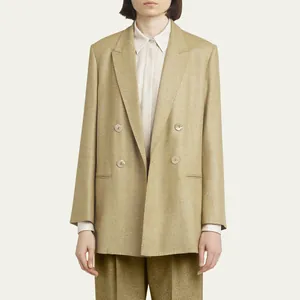Eleganter beiger Doppelreiher-Blazer mit hochwertigen Muschelknöpfen für einen professionellen Look