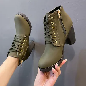Detailansicht grüner Schnürstiefeletten mit Blockabsatz und runder Kappe für Damen.