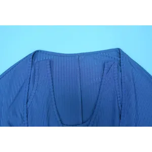 Nahaufnahme des U-Ausschnitts und der weichen Rippenstruktur eines blauen ärmellosen Tops