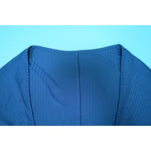 Detaillierte Nahaufnahme der hochelastischen Rippstruktur und Flachnaht eines blauen Jumpsuits