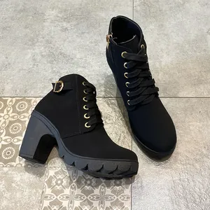 Detaillierte Ansicht der schwarzen Stiefeletten mit Blockabsatz und Schnürung.