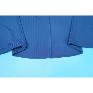 Detailansicht der blauen, hochelastischen Rippstrick-Stoffstruktur und Saumverarbeitung.