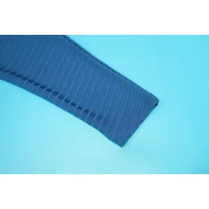 Detaillierte Makroansicht des blauen Rippstoff-Ärmels mit professioneller Doppelnaht