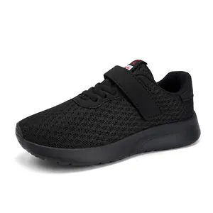 Zapatillas deportivas de malla negra transpirable para niños con cierre de velcro cómodo