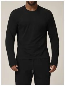 Front view detail of a men's seamless black athletic long-sleeve quick-dry shirt.