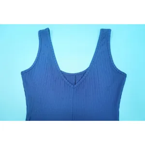 Detailaufnahme des V-Ausschnitts und der Rippstrick-Textur eines dunkelblauen Tanktops