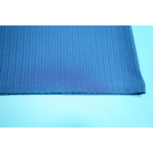 Detailaufnahme von blauem Rippstrickstoff mit hochwertigem Saum und feinen Nähten