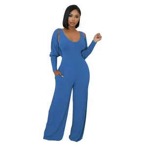 Ganzkörperansicht eines blau gerippten zweiteiligen Jumpsuit-Outfits, getragen von einem Modell
