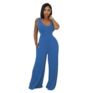 Detailansicht einer Frau in einem blauen, hochdehnbaren, ärmellosen Rippstrick-Jumpsuit.
