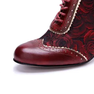 Gros plan de chaussures vintage en cuir bordeaux avec détails en brocart rose