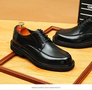 Nahaufnahme klassischer schwarzer Derby-Schuhe aus echtem Leder für Business-Anlässe
