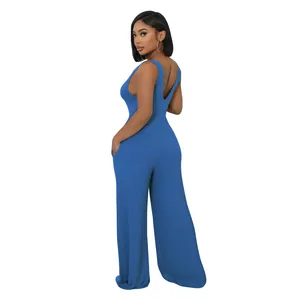Detailansicht eines blauen, gerippten Jumpsuits mit weitem Bein und tiefem V-Ausschnitt hinten