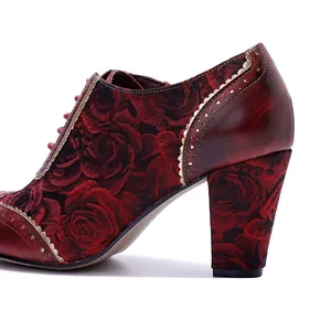 Vue détaillée d'une chaussure à talons vintage avec motif rose et cuir élégant