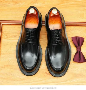 Detailansicht klassischer schwarzer Derby-Schuhe aus Leder mit eleganter Fliege