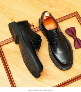 Nahaufnahme der stilvollen schwarzen Leder-Derby-Schuhe für Herren auf Holz-Hintergrund