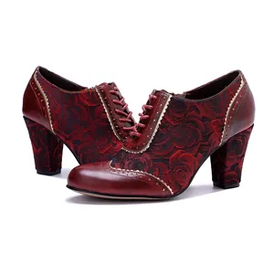 Vue détaillée des escarpins rouges de style vintage français avec broderies florales