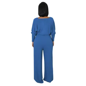 Detailansicht der Rückseite eines blauen, gerippten Damen-Jumpsuits mit weitem Bein