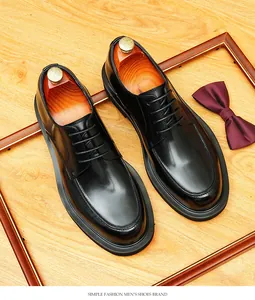 Hochwertige Detailaufnahme von polierten schwarzen Leder-Derby-Schuhen mit Schuhspannern
