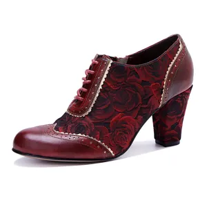 Vue détaillée d'escarpins vintage en cuir rouge avec motif rose et détails richelieu