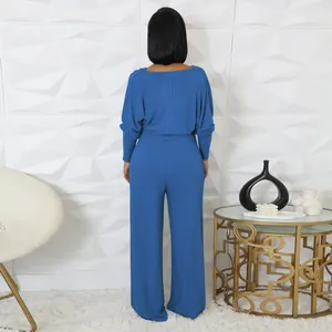 Rückansicht eines stylischen blauen langärmeligen Jumpsuits mit weitem Bein.