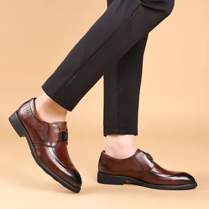 Zapatos brogue de cuero marrón para hombre con tallado vintage para negocios formales.