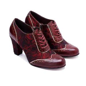 Détail de chaussures à talons vintage en cuir bordeaux avec motifs élégants de roses