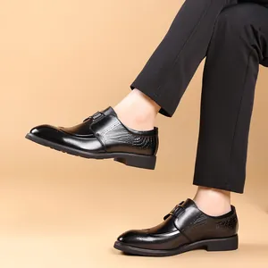 Elegantes zapatos Brogue de cuero negro para hombre con detalles clásicos grabados