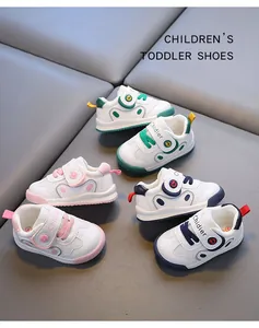 Detailansicht atmungsaktiver Lauflernschuhe für Kleinkinder in drei Farben.