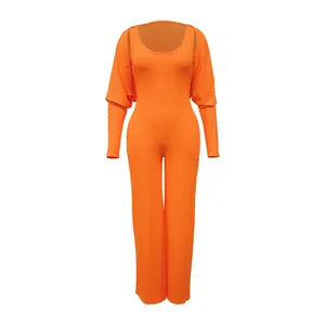 Vorderansicht Detail eines leuchtend orangen gerippten Overalls mit passendem Bolero-Set