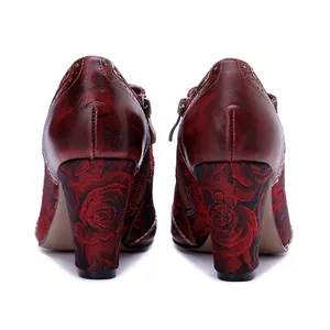 Vue arrière détaillée d'escarpins en cuir rouge vintage avec broderie florale de roses.