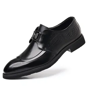 Elegantes zapatos Brogue de cuero negro con perforaciones y textura de cocodrilo
