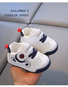 Nahaufnahme von weiß-blauen Kleinkind-Sneakern mit atmungsaktivem Mesh und Klettverschluss