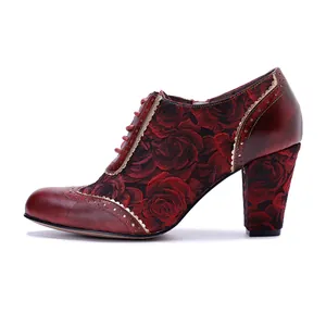 Vue latérale détaillée d'escarpins rétro en cuir faits main avec motif floral de rose rouge.