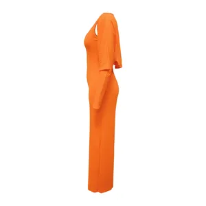 Seitenansicht-Detail eines leuchtend orangen Rippen-Jumpsuits mit passendem Bolero-Set