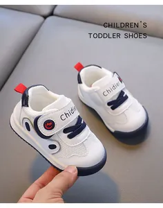 Detail von atmungsaktiven weißen Lauflernschuhen für Kleinkinder mit blauen Akzenten.