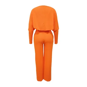 Rückansicht eines orangefarbenen, elastischen Rippstrick-Jumpsuits mit Bolero-Set
