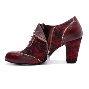 Vue détaillée de bottines à talons hauts de style cour française avec motif de roses.