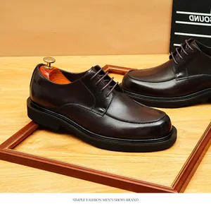 Detailansicht von dunkelbraunen Leder-Derby-Schuhen auf einem Holzrahmenhintergrund