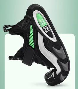 Detailansicht flexibler schwarz-grüner Jungen-Laufschuh mit strapazierfähigem Oberleder.