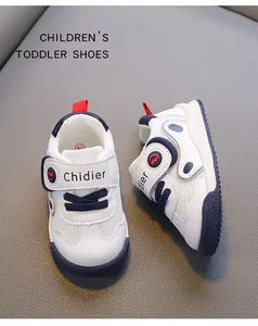 Detailansicht weißer und blauer Lauflernschuhe mit Mesh und Klettverschluss