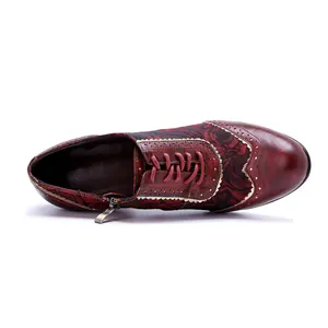 Vue de dessus de chaussures en cuir bordeaux vintage avec motifs floraux et fermeture éclair
