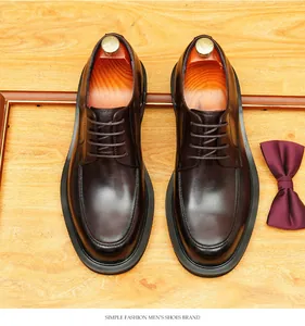 Klassische braune Derby-Schuhe aus Leder für Herren mit poliertem Finish und runder Kappe