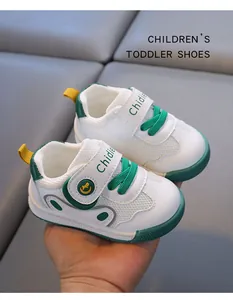 Nahaufnahme von atmungsaktiven Baby-Lauflernschuhen mit grünen Akzenten und Klettverschluss.