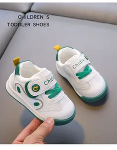 Weiße und grüne atmungsaktive Kleinkinderschuhe mit weicher rutschfester Sohle