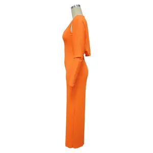 Seitenansicht eines orangefarbenen gerippten Overalls mit passendem langärmeligem Bolero.
