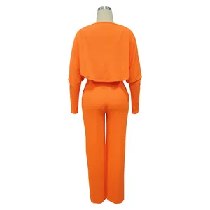 Rückansicht eines orangefarbenen gerippten Zweiteilers mit bauchfreiem Top und langer Hose